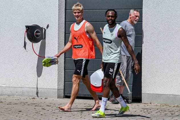 Sam Klein Ricky-Jade Jones ( Pauli ) gehen gut gelaunt vom Platz Deutschland , Hamburg , Trainingsgelände an der Kollaustrasse , Fussball , 2. Bundesliga , FC St Pauli *** Sam Klein, Ricky Jade Jones, and Pauli leave the field in high spirits. Germany, Hamburg, training facility on Kollaustrasse, soccer, 2. Bundesliga, FC St. Pauli