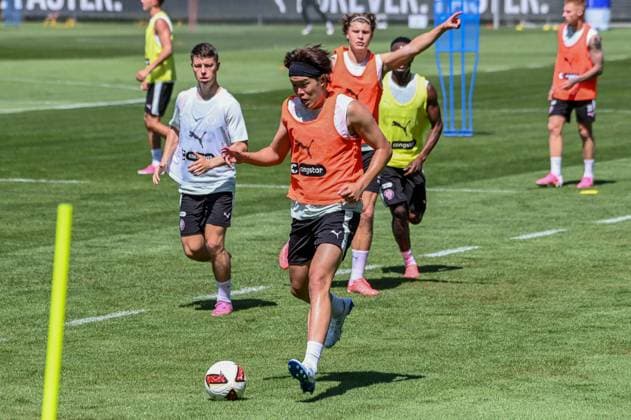 Tomoya Ando ( Pauli ) Deutschland , Hamburg , Trainingsgelände an der Kollaustrasse , Fussball , 2. Bundesliga , FC St Pauli *** Tomoya Ando Pauli, Germany, Hamburg, Training Facility on Kollaustrasse, Soccer, 2. Bundesliga, FC St. Pauli