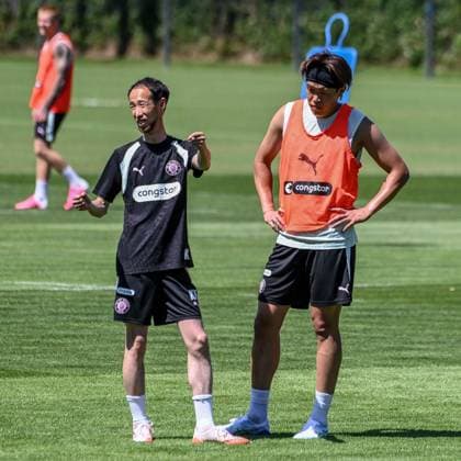 Kenta Kambara Zeugwart und Dolmetscher Tomoya Ando ( Pauli ) Deutschland , Hamburg , Trainingsgelände an der Kollaustrasse , Fussball , 2. Bundesliga , FC St Pauli *** Kenta Kambara, equipment manager, and interpreter Tomoya Ando, St. Pauli, Germany, Hamburg, training facility on Kollaustrasse, soccer, 2. Bundesliga, FC St. Pauli