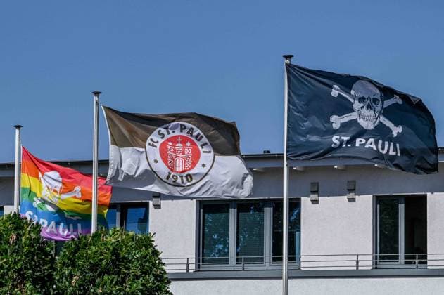 St Pauli Flaggen Regenbogen Totenkopf Braun Weiss Deutschland , Hamburg , Trainingsgelände an der Kollaustrasse , Fussball , 2. Bundesliga , FC St Pauli *** St. Pauli Flags: Rainbow, Skull, Brown, White, Germany, Hamburg, Training Facility on Kollaustrasse, Soccer, 2. Bundesliga, FC St. Pauli