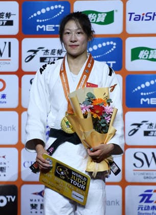 (260626) -- QINGDAO, June 26, 2026 -- Gold medalist Zhuang Wenna of China poses during the awarding ceremony for the women s -48kg final match at the IJF World Judo Tour Qingdao Grand Prix 2026 in Qingdao, east China s Shandong Province, June 26, 2026. ) (SP)CHINA-QINGDAO-JUDO-GRAND PRIX 2026(CN) LixZiheng 