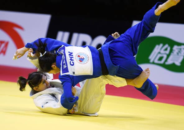 (260626) -- QINGDAO, June 26, 2026 -- Zhuang Wenna (up) of China competes against Tugce Beder of T¨¹rkiye during the women s -48kg final match at the IJF World Judo Tour Qingdao Grand Prix 2026 in Qingdao, east China s Shandong Province, June 26, 2026. ) (SP)CHINA-QINGDAO-JUDO-GRAND PRIX 2026(CN) LixZiheng 