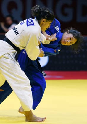 (260626) -- QINGDAO, June 26, 2026 -- Zhuang Wenna (R) of China competes against Tugce Beder of T¨¹rkiye during the women s -48kg final match at the IJF World Judo Tour Qingdao Grand Prix 2026 in Qingdao, east China s Shandong Province, June 26, 2026. ) (SP)CHINA-QINGDAO-JUDO-GRAND PRIX 2026(CN) LixZiheng 