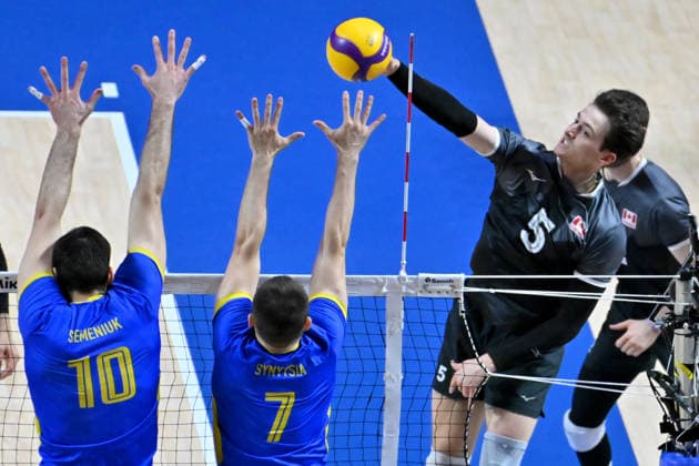 LJUBLJANA, SLOVENIA - JUNE 26: Brodie Hofer of Canada (R) in action against Yurii Synytsia of Ukraine (C) during the FIVB Men s Volleyball Nations League match between Ukraine and Canada at Arena Stozice, Ljubljana on June 26, 2026 in Ljubljana, Slovenia. (Photo by Igor Kupljenik Sports Press Photo).  Copyright: xIgorxKupljenikx xSPPx Sportspressphoto_SPR177401