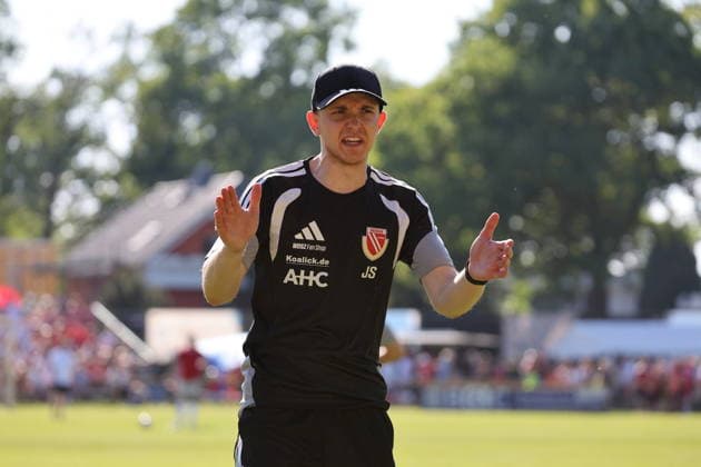 Athletiktrainer Josua Skratek (Energie Cottbus) Fussball Testspiel 2026 2027 SV Lok Calau - FC Energie Cottbus *** Athletics Coach Josua Skratek, Energie Cottbus Soccer, Friendly Match 2026–2027, SV Lok Calau, FC Energie Cottbus