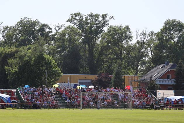 Voll besetzte Zusatztribüne in Calau Fussball Testspiel 2026 2027 SV Lok Calau - FC Energie Cottbus *** Additional stands packed to capacity at the 2026–2027 Calau soccer friendly between SV Lok Calau and FC Energie Cottbus