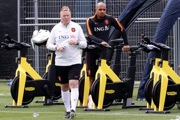 KANSAS CITY, 26-06-2026, KC Current Training Facility , Training of the Netherlands team, the day after their match against Tunesia. Picture shows Ronald Koeman and Donyell Malen Netherlands training at KC Current (World Cup 2026)  x204663297x Copyright: