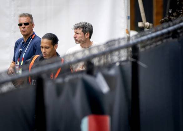 KANSAS CITY - Virgil van Dijk of the Netherlands and Mark van Bommel during a training session of the Dutch national team, Nationalteam at the KC Current Training Facility, on June 26, 2026, in Kansas City. The Dutch team is preparing for the match against Morocco during the FIFA World Cup, WM, Weltmeisterschaft, Fussball KOEN VAN WEEL ANP xVIxANPxSportx xxANPxIVx 562072874 originalFilename: 562072874.jpg