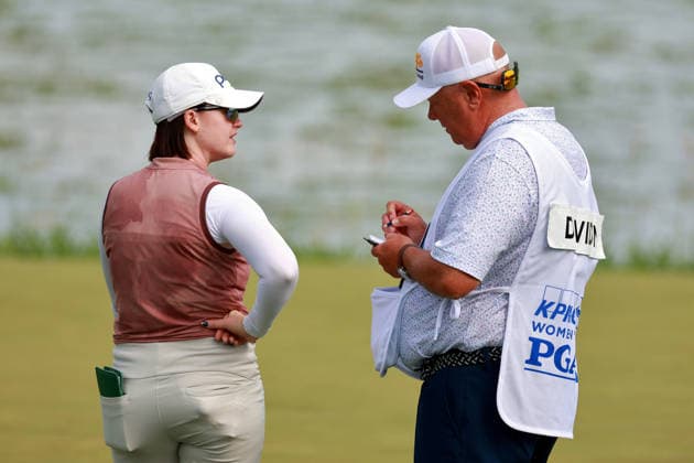 KPMG Women™s PGA, Golf Herren Championship 2026 CHASKA, MINNESOTA - JUNE 26: Karis Davidson of Australia talks with her caddie on the 10th green during the second round of the KPMG Women™s PGA Championship 2026 at Hazeltine National Golf Club in Chaska, Minnesota, USA Thursday, June 26, 2026. Chaska Minnesota United States  Copyright: xAmyxLemusx originalFilename:lemus-kpmgwome260626_np3D4.jpg