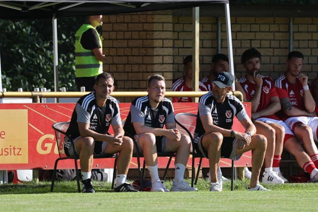 Co-Trainer Daniel Ziebig (Energie Cottbus, l.), Co-Trainer Tobias Röder (Energie Cottbus), Trainer Claus-Dieter Wollitz (Energie Cottbus, r.) Fussball Testspiel 2026 2027 SV Lok Calau - FC Energie Cottbus *** Assistant Coach Daniel Ziebig, Energie Cottbus, left; Assistant Coach Tobias Röder, Energie Cottbus; Head Coach Claus Dieter Wollitz, Energie Cottbus, right; Soccer Friendly Match 2026–2027: SV Lok Calau vs. FC Energie Cottbus