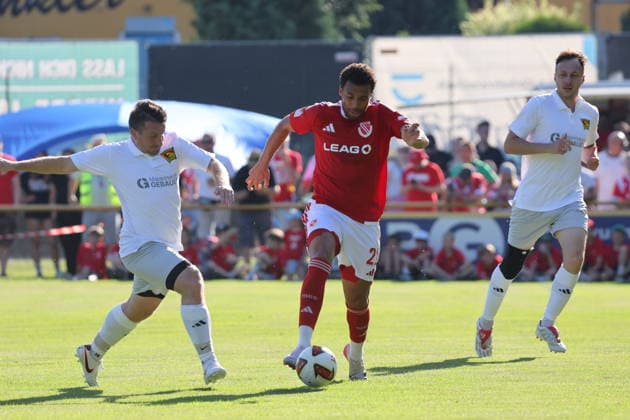 21 Leon Guwara (Energie Cottbus, M.) Fussball Testspiel 2026 2027 SV Lok Calau - FC Energie Cottbus *** 21 Leon Guwara, Energie Cottbus, M, Soccer, Friendly Match, 2026–2027, SV Lok Calau vs. FC Energie Cottbus