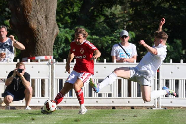 6 Jonas Hofmann (Energie Cottbus, l.) Fussball Testspiel 2026 2027 SV Lok Calau - FC Energie Cottbus *** 6 Jonas Hofmann, Energie Cottbus, l Soccer Friendly Match 2026 2027 SV Lok Calau vs. FC Energie Cottbus