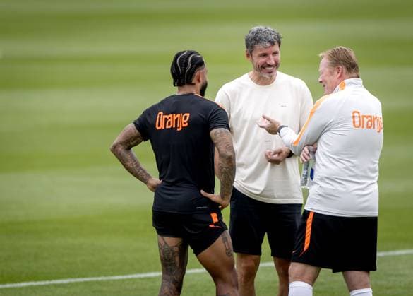 KANSAS CITY - Memphis Depay of the Netherlands, Mark van Bommel, and Netherlands coach Ronald Koeman during a training session of the Dutch national team, Nationalteam at the KC Current Training Facility on June 26, 2026, in Kansas City. The Dutch team is preparing for the match against Morocco at the FIFA World Cup, WM, Weltmeisterschaft, Fussball KOEN VAN WEEL ANP xVIxANPxSportx xxANPxIVx 562077206 originalFilename: 562077206.jpg