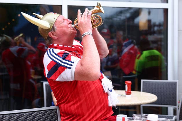 Foxborough, USA, 26th June 2026. Norway fan outside a bar during the Norway vs France FIFA World Cup, WM, Weltmeisterschaft, Fussball match at Gillette Stadium, Foxborough. Picture credit should read: Paul Terry Sportimage EDITORIAL USE ONLY. No use with unauthorised audio, video, data, fixture lists, club league logos or live services. Online in-match use limited to 120 images, no video emulation. No use in betting, games or single club league player publications. SPI_024_PT_Norway_France SPI-4842-0024