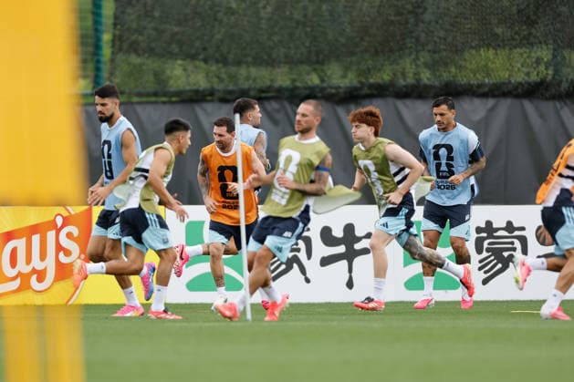 Argentina s players attend a training session of the team at Compass Minerals National Performance Center, in Kansas City, USA, 26 June 2026. Argentina s training session !ACHTUNG: NUR REDAKTIONELLE NUTZUNG!  Copyright: xJUANxIGNACIOxRONCORONIx GRAF6491 20260626-55020721349_1