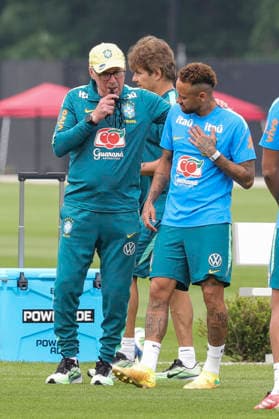 Brazil s head coach Carlo Ancelotti (L) talks to striker Neymar Jr. during the team s training session at Columbia Park, Morristown, New Jersey, USA, 26 June 2026. Brazil s training session !ACHTUNG: NUR REDAKTIONELLE NUTZUNG!  Copyright: xSebastiaoxMoreirax GRAF6521 20260626-55020721442_1