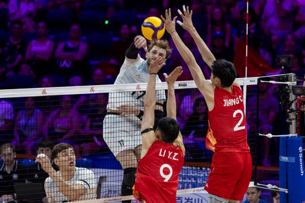 VNL China - Argentina 26.06.2026 volleyball, Gliwice , Arena Pre Zero , Mens Volleyball Nations League 2026 FIVB VNL (siatkowka, Liga Narodow), game , match China - Argentina image shows: Luciano Vicentin (L) Yongzhen Li (C) Chuan Jiang (R) photo Katarzyna Plewczynska Fotostyk Copyright: xKatarzynaxPlewczynskax 20260626-n-KAPL2689