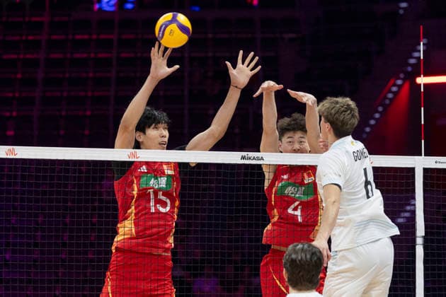 VNL China - Argentina 26.06.2026 volleyball, Gliwice , Arena Pre Zero , Mens Volleyball Nations League 2026 FIVB VNL (siatkowka, Liga Narodow), game , match China - Argentina image shows: Shikun Peng (L) Lei Li (C) German Gomez (R) photo Katarzyna Plewczynska Fotostyk Copyright: xKatarzynaxPlewczynskax 20260626-n-KAPL2571