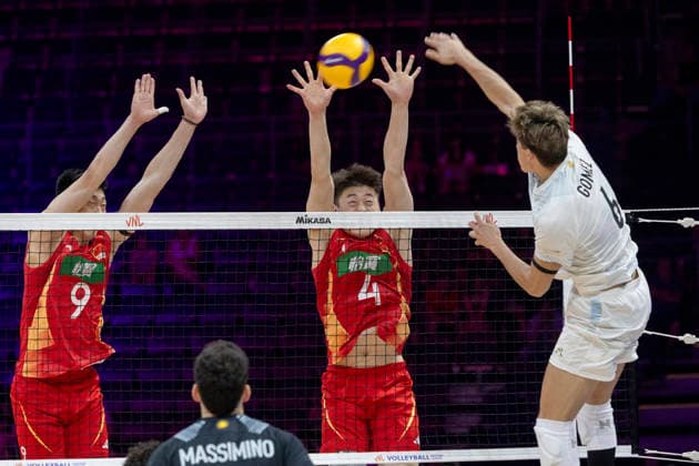 VNL China - Argentina 26.06.2026 volleyball, Gliwice , Arena Pre Zero , Mens Volleyball Nations League 2026 FIVB VNL (siatkowka, Liga Narodow), game , match China - Argentina image shows: Yongzhen Li (L) Lei Li (C) German Gomez (R) photo Katarzyna Plewczynska Fotostyk Copyright: xKatarzynaxPlewczynskax 20260626-n-KAPL2445