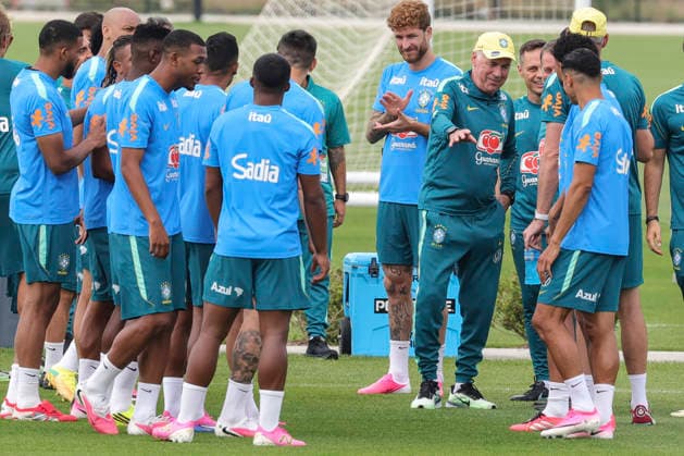 Brazil s head coach Carlo Ancelotti (3R) talks to players during the team s training session at Columbia Park, Morristown, New Jersey, USA, 26 June 2026. Brazil s training session !ACHTUNG: NUR REDAKTIONELLE NUTZUNG!  Copyright: xSebastiaoxMoreirax GRAF6511 20260626-55020721465_1