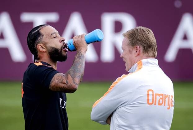 KANSAS CITY - Memphis Depay of the Netherlands and Netherlands coach Ronald Koeman during a training session of the Dutch national team, Nationalteam at the KC Current Training Facility, on June 26, 2026, in Kansas City. The Dutch national team is preparing for the match against Morocco during the FIFA World Cup, WM, Weltmeisterschaft, Fussball ROBIN VAN LONKHUIJSEN ANP xVIxANPxSportx xxANPxIVx 562081206 originalFilename: 562081206.jpg