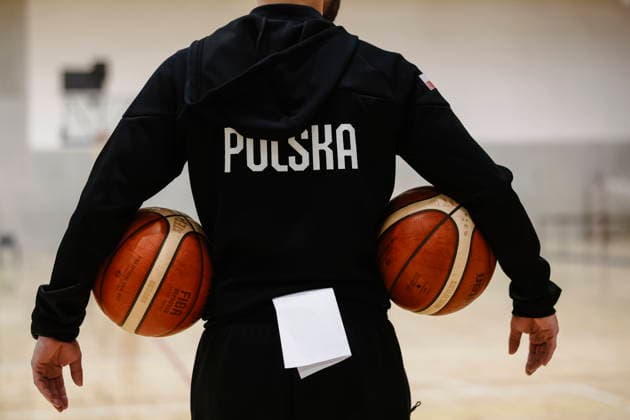 Krakow 26.06.2026 KOSZYKOWKA KOSZKADRA REPREZENTACJA POLSKI TRENING - - - BASKETBALL POLISH national team, Nationalteam PRACTICE PRACTISE NZ trener coach Artur Gronek , napis polska marketing , bluza dres FOT. WOJCIECH FIGURSKI 058SPORT.PL NEWSPIX.PL --- newspix.pl  FOT. WOJCIECH FIGURSKI 058SPOR