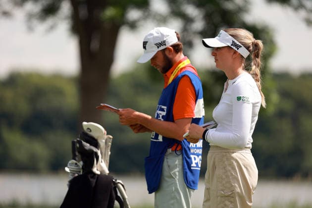 KPMG Women™s PGA, Golf Herren Championship 2026 CHASKA, MINNESOTA - JUNE 26: Olivia Cowan of Germany looks toward the 16th green next to her caddie during the second round of the KPMG Women™s PGA Championship 2026 at Hazeltine National Golf Club in Chaska, Minnesota, USA Thursday, June 26, 2026. Chaska Minnesota United States  Copyright: xAmyxLemusx originalFilename:lemus-kpmgwome260626_npkz9.jpg