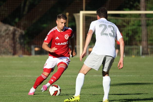 17 Julian Guttau (Energie Cottbus, l.) Fussball Testspiel 2026 2027 SV Lok Calau - FC Energie Cottbus *** 17 Julian Guttau, Energie Cottbus, l Soccer Friendly Match 2026 2027 SV Lok Calau vs. FC Energie Cottbus