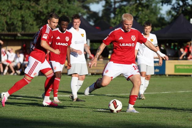 18 Erik Engelhardt (Energie Cottbus, r.) Fussball Testspiel 2026 2027 SV Lok Calau - FC Energie Cottbus *** 18 Erik Engelhardt, Energie Cottbus, right foot; soccer friendly match 2026–2027: SV Lok Calau vs. FC Energie Cottbus