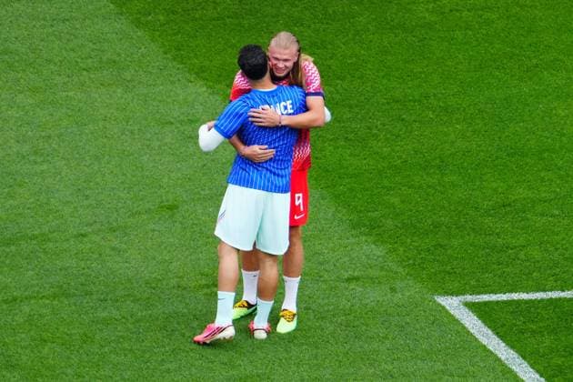 Rayan Cherki of France and Erling Haaland of Norway during the warm-up Norway v France, 2026 FIFA World Cup, WM, Weltmeisterschaft, Fussball Group I, Football, Boston Stadium, Foxborough, Massachusetts, USA - 26 Jun 2026Foxborough Boston Stadium Massachusetts (MA) United States of America EDITORIAL USE ONLY No use with unauthorised audio, video, data, fixture lists, club league logos or live services. Online in-match use limited to 120 images, no video emulation. No use in betting, games or single club league player publications.  Copyright: xJavierxGarcia Shutterstockx 16964347h