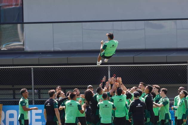 Sport Bilder des Tages FIFA World Cup, WM, Weltmeisterschaft, Fussball 2026 - Mexico s training session Mexico s Orbelin Pineda (top) is celebrated by teammates during a training session of Mexico s national team, Nationalteam in Mexico City, Mexico, 26 June 2026. Mexico City Mexico  Copyright: xSASHENKAxGUTIERREZx
