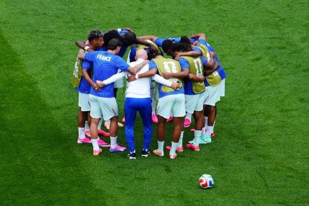 France Assistant Manager Guy Stephan with the starting XI in a huddle before kick-off Norway v France, 2026 FIFA World Cup, WM, Weltmeisterschaft, Fussball Group I, Football, Boston Stadium, Foxborough, Massachusetts, USA - 26 Jun 2026Foxborough Boston Stadium Massachusetts (MA) United States of America EDITORIAL USE ONLY No use with unauthorised audio, video, data, fixture lists, club league logos or live services. Online in-match use limited to 120 images, no video emulation. No use in betting, games or single club league player publications.  Copyright: xJavierxGarcia Shutterstockx 16964347q