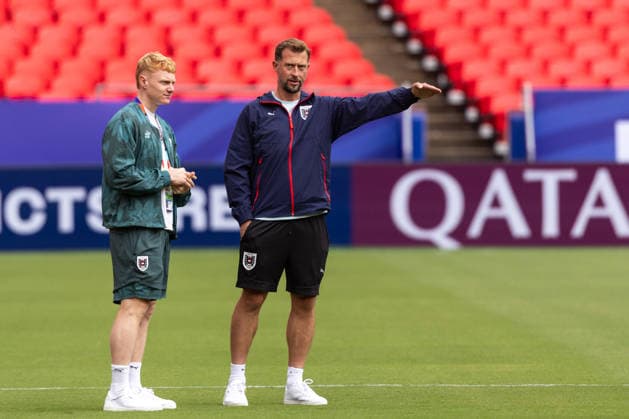 SOCCER - FIFA World Cup, WM, Weltmeisterschaft, Fussball 2026 KANSAS CITY,MISSOURI,USA,26.JUN.26 - SOCCER - FIFA World Cup 2026, group stage, Algeria vs Austria, preview, pitch walk team AUT. Image shows Nicolas Seiwald and assistant coach Lars Kornetka (AUT).  GEPAxpictures xArminxRauthner