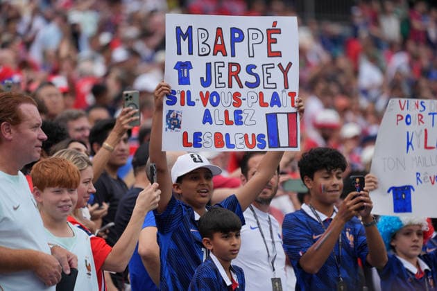 Französischer Fan möchte ein Trikot von Kylian Mbappe (Frankreich, France, 10) - Boston 26.06.2026: Frankreich vs. Norwegen, Gilette Stadium, World Cup 26 Gruppe I, 3. Spieltag *** A French fan wants a Kylian Mbappé jersey. France, June 26, 2026, France vs. Norway, Gilette Stadium, World Cup Group I, Matchday 3