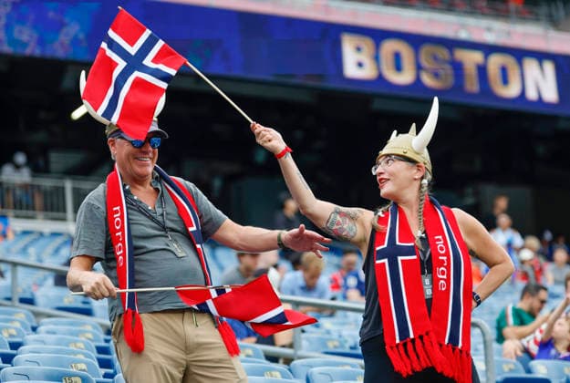 Fans of the Norwegian team wave their flag before a FIFA World Cup, WM, Weltmeisterschaft, Fussball match against France at Boston Stadium in Boston on Friday, June 26, 2026.  BOS20260626803 CJxGUNTHER