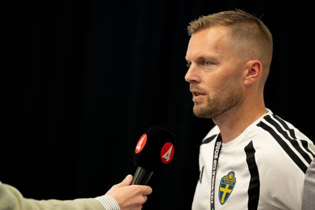 260626 Assistant coach Sebastian Larsson of the Swedish men s national football team in the mixed zone after a training session during day 16 of the FIFA World Cup, WM, Weltmeisterschaft, Fussball 2026 on June 26, 2026 in Dallas. Photo: Petter Arvidson BILDBYRAN kod PA PA1261 fotboll football soccer fotball vm fotbolls-vm fotball-vm fotbolls-vm 2026 fifa world cup 2026 mixed zone sverige sweden sverige a day 16 bbeng *** 260626 Assistant coach Sebastian Larsson of the Swedish men’s national soccer team in the mixed zone after a training session on Day 16 of the 2026 FIFA World Cup on June 26, 2026 in Dallas. Photo by Petter Arvidson, BILDBYRAN. Code: PA PA1261. soccer, football, soccer World Cup, 2026 FIFA World Cup, mixed zone, Sweden, Sweden A, Day 16 bbeng  Copyright: PETTERxARVIDSON BB260626PA043