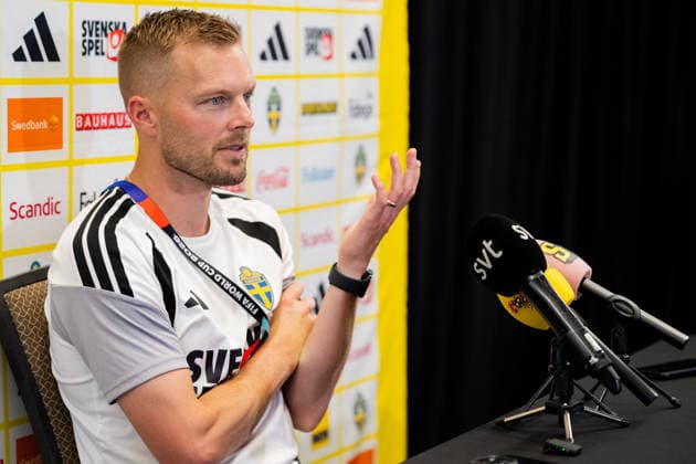 260626 Assistant coach Sebastian Larsson of the Swedish men s national football team in the mixed zone after a training session during day 16 of the FIFA World Cup, WM, Weltmeisterschaft, Fussball 2026 on June 26, 2026 in Dallas. Photo: Petter Arvidson BILDBYRAN kod PA PA1261 fotboll football soccer fotball vm fotbolls-vm fotball-vm fotbolls-vm 2026 fifa world cup 2026 mixed zone sverige sweden sverige a day 16 bbeng *** 260626 Assistant coach Sebastian Larsson of the Swedish men’s national soccer team in the mixed zone after a training session on Day 16 of the 2026 FIFA World Cup on June 26, 2026 in Dallas. Photo by Petter Arvidson, BILDBYRAN. Code: PA PA1261. soccer, football, soccer World Cup, 2026 FIFA World Cup, mixed zone, Sweden, Sweden A, Day 16 bbeng  Copyright: PETTERxARVIDSON BB260626PA047