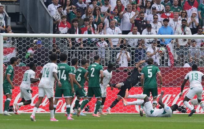 Senegal v Iraq - FIFA World Cup, WM, Weltmeisterschaft, Fussball 2026 - Group I TORONTO, CANADA - JUNE 26: Abdoulaye Seck (4) of Senegal scores a goal during the 2026 FIFA World Cup First Stage Group I match between Senegal and Iraq at Toronto Stadium (BMO Field) in Toronto, Ontario, Canada on June 26, 2026. Mert Alper Dervis Anadolu Ontario Canada. Editorial use only. Please get in touch for any other usage.  Copyright: x2026xAnadoluxMertxAlperxDervisx