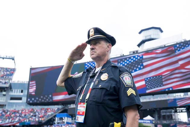 Ein Polizist salutiert bei der Nationalhymne der Vereinigten Staaten von Amerika. FIFA World Cup, WM, Weltmeisterschaft, Fussball 2026: Norwegen v Frankreich 26 June 2026, FIFA World Cup 2026: Norwegen v Frankreich (Group I, Matchday 3) at Boston Stadium in Foxborough, Massachusetts, USA *** A police officer salutes during the national anthem of the United States of America at the 2026 FIFA World Cup: Norway vs. France on June 26, 2026, Group I, Matchday 3, at Boston Stadium in Foxborough, Massachusetts, USA Copyright: HMBxMedia xMarcoxBader