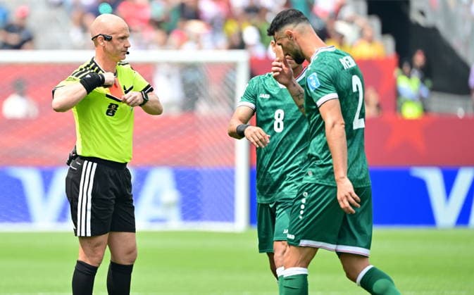 RECORD DATE NOT STATED FIFA World Cup, WM, Weltmeisterschaft, Fussball 2026 - Group I - Senegal vs Iraq Referee Anthony Taylor shows a red card to Rebin Sulaka of Iraq (R) during the FIFA World Cup 2026 group stage match Senegal against Iraq, in Toronto, Canada, 26 June 2026. TORONTO United States  Copyright: xEDUARDOxLIMAx