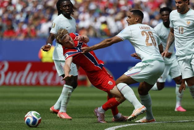 FIFA World Cup, WM, Weltmeisterschaft, Fussball 2026 - Group I - Norway vs France Kristian Thorstvedt (L) of Norway in action against Maxence Lacroix of France during the FIFA World Cup 2026 group stage match Norway against France, in Boston, USA, 26 June 2026. BOSTON United States  Copyright: xGREGxM.xCOOPERx