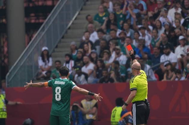 Sport Bilder des Tages Senegal v Iraq - FIFA World Cup, WM, Weltmeisterschaft, Fussball 2026 - Group I TORONTO, CANADA - JUNE 26: Anthony Taylor shows a red card to Rebin Sulaka of Iraq during the 2026 FIFA World Cup First Stage Group I match between Senegal and Iraq at Toronto Stadium (BMO Field) in Toronto, Ontario, Canada on June 26, 2026. Mert Alper Dervis Anadolu Ontario Canada. Editorial use only. Please get in touch for any other usage.  Copyright: x2026xAnadoluxMertxAlperxDervisx