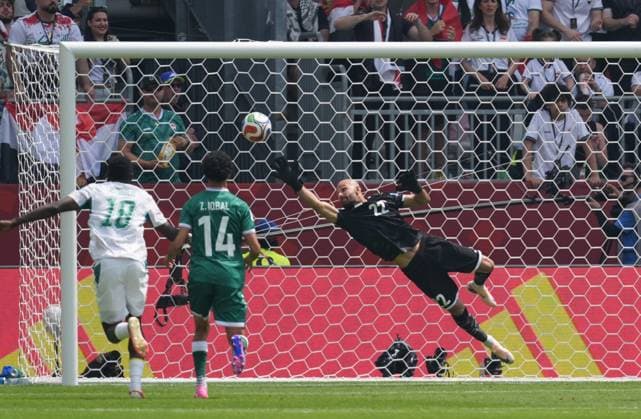 Senegal v Iraq - FIFA World Cup, WM, Weltmeisterschaft, Fussball 2026 - Group I TORONTO, CANADA - JUNE 26: Ahmed Basil (22) of Iraq saves a shot during the 2026 FIFA World Cup First Stage Group I match between Senegal and Iraq at Toronto Stadium (BMO Field) in Toronto, Ontario, Canada on June 26, 2026. Mert Alper Dervis Anadolu Ontario Canada. Editorial use only. Please get in touch for any other usage.  Copyright: x2026xAnadoluxMertxAlperxDervisx