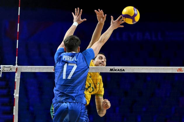 LJUBLJANA, SLOVENIA - JUNE 26: Bryan Lucas Alves Da Silva of Brazil (R) in action against Luca Porro of Italy (L) during the FIVB Men s Volleyball Nations League match between Brazil and Italy at Arena Stozice, Ljubljana on June 26, 2026 in Ljubljana, Slovenia. (Photo by Igor Kupljenik Sports Press Photo).  Copyright: xIgorxKupljenikx xSPPx Sportspressphoto_SPR177530