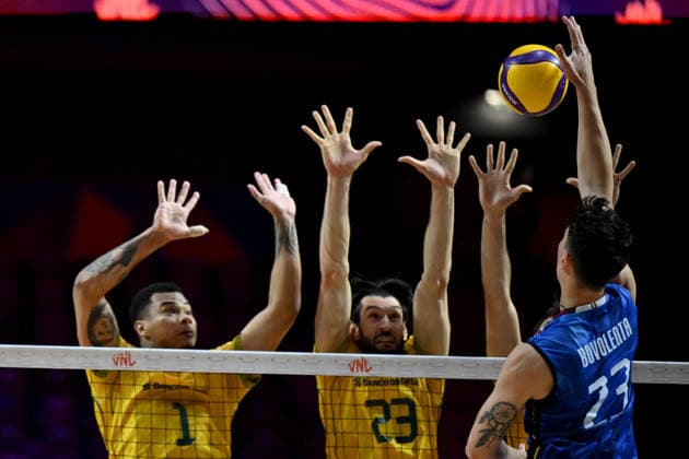 LJUBLJANA, SLOVENIA - JUNE 26: Alessandro Alberto Bovolenta of Italy (R) in action against Flavio Resende Gualberto of Brazil (C) during the FIVB Men s Volleyball Nations League match between Brazil and Italy at Arena Stozice, Ljubljana on June 26, 2026 in Ljubljana, Slovenia. (Photo by Igor Kupljenik Sports Press Photo).  Copyright: xIgorxKupljenikx xSPPx Sportspressphoto_SPR177532