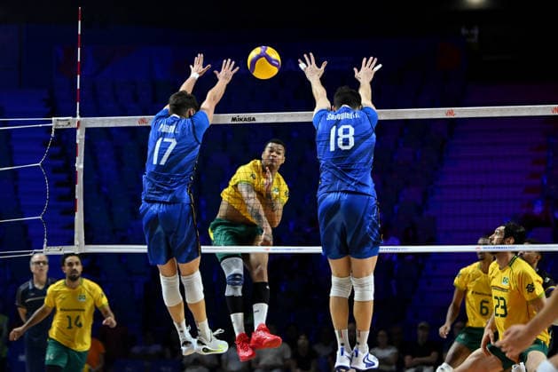 LJUBLJANA, SLOVENIA - JUNE 26: Darlan Ferreira Souza of Brazil (C) in action against Luca Porro (L) and Giovanni Sanguinetti (R) of Italy during the FIVB Men s Volleyball Nations League match between Brazil and Italy at Arena Stozice, Ljubljana on June 26, 2026 in Ljubljana, Slovenia. (Photo by Igor Kupljenik Sports Press Photo).  Copyright: xIgorxKupljenikx xSPPx Sportspressphoto_SPR177551