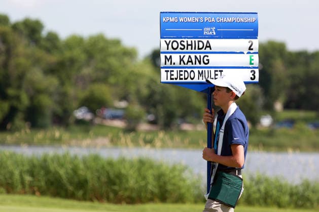 KPMG Women™s PGA, Golf Herren Championship 2026 CHASKA, MINNESOTA - JUNE 26: The standard bearer for Group 24 (Yuri Yoshida, Minji Kang, and Carla Tejedo Mulet) walks on the 16th fairway during the second round of the KPMG Women™s PGA Championship 2026 at Hazeltine National Golf Club in Chaska, Minnesota, USA Thursday, June 26, 2026. Chaska Minnesota United States  Copyright: xAmyxLemusx originalFilename:lemus-kpmgwome260626_npb8v.jpg
