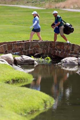 KPMG Women™s PGA, Golf Herren Championship 2026 CHASKA, MINNESOTA - JUNE 26: Gemma Dryburgh of Scotland walks with her caddie over the bridge on the 16th fairway during the second round of the KPMG Women™s PGA Championship 2026 at Hazeltine National Golf Club in Chaska, Minnesota, USA Thursday, June 26, 2026. Chaska Minnesota United States  Copyright: xAmyxLemusx originalFilename:lemus-kpmgwome260626_npgln.jpg
