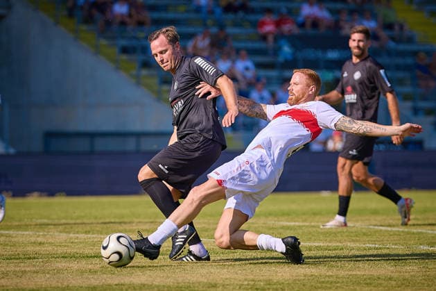 Zweikampf mit Colin Farnerud (VfB Stuttgart, 24) GER, VfR Aalen vs. VfB Stuttgart, Fussball, Legendenspiel, 26.06.2026 GER, VfR Aalen vs. VfB Stuttgart, Fussball, Legendenspiel, 26.06.2026 Aalen *** Tackle with Colin Farnerud, VfB Stuttgart, June 24, GER, VfR Aalen vs. VfB Stuttgart, Soccer, Legends Match, June 26, 2026 GER, VfR Aalen vs. VfB Stuttgart, Soccer, Legends Match, June 26, 2026 Aalen Copyright: xEibner-Pressefoto GeraldxOelze-dexStoppanyx EP_ODS
