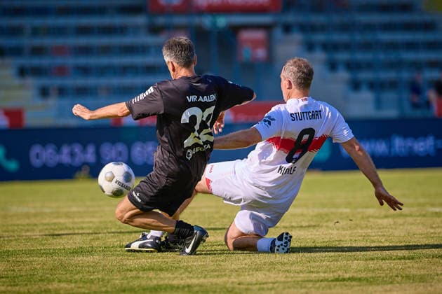Zweikampf zwischen VfR aalen, 22 und Marc Kienle (VfB Stuttgart, 08) GER, VfR Aalen vs. VfB Stuttgart, Fussball, Legendenspiel, 26.06.2026 GER, VfR Aalen vs. VfB Stuttgart, Fussball, Legendenspiel, 26.06.2026 Aalen *** Match between VfR Aalen, 22, and Marc Kienle, VfB Stuttgart, 08 GER; VfR Aalen vs. VfB Stuttgart, soccer, legends game, June 26, 2026, GER; VfR Aalen vs. VfB Stuttgart, soccer, legends match, June 26, 2026, Aalen Copyright: xEibner-Pressefoto GeraldxOelze-dexStoppanyx EP_ODS